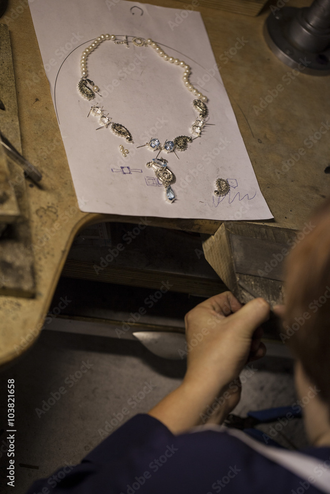 Obraz premium making jewelry