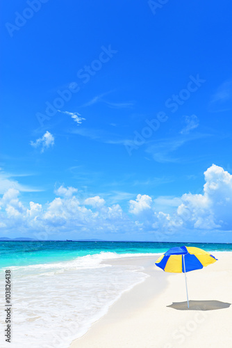 美しい沖縄の海とビーチパラソル