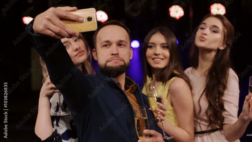 group of friends at a party drinking champagne do Selfies phone group of friends at a party drinking champagne do Selfies phone