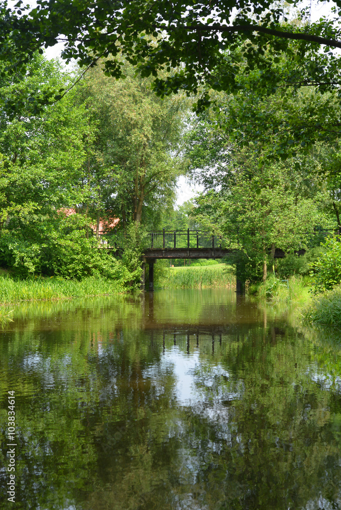 Fluss und alte Brücke im Spreewald bei Lübben