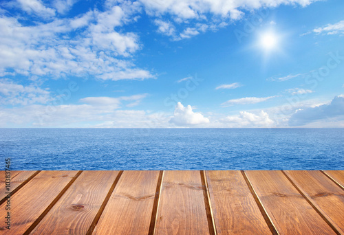 sea and wooden platform © photolink