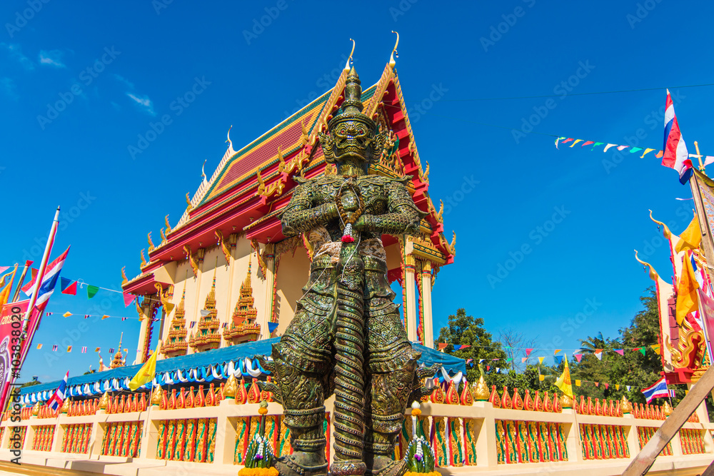 Naklejka premium Giant statue at Temple of the Emerald Buddha