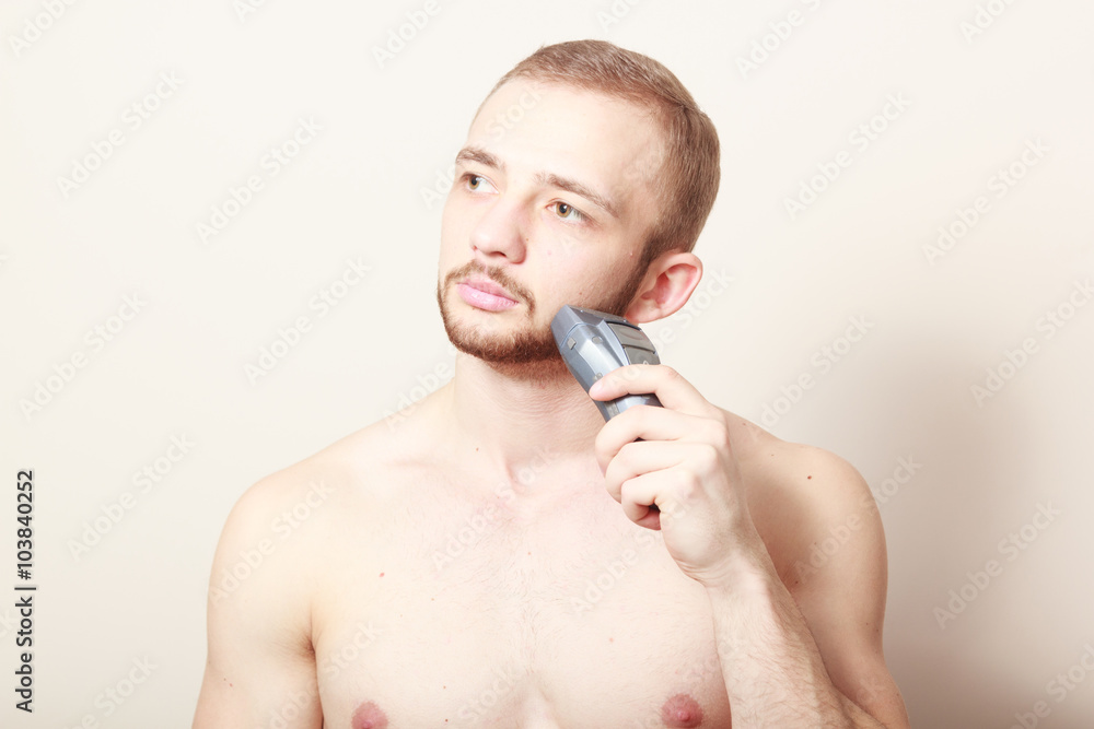Fototapeta premium bearded guy shave electric razor