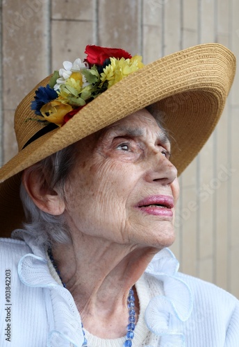 Donna anziana con cappello photo