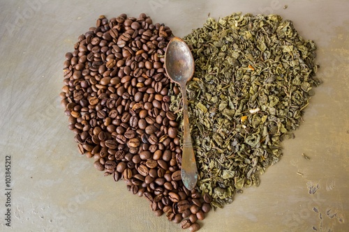 Obraz na plátne Heart of beans black coffee and green tea leaves