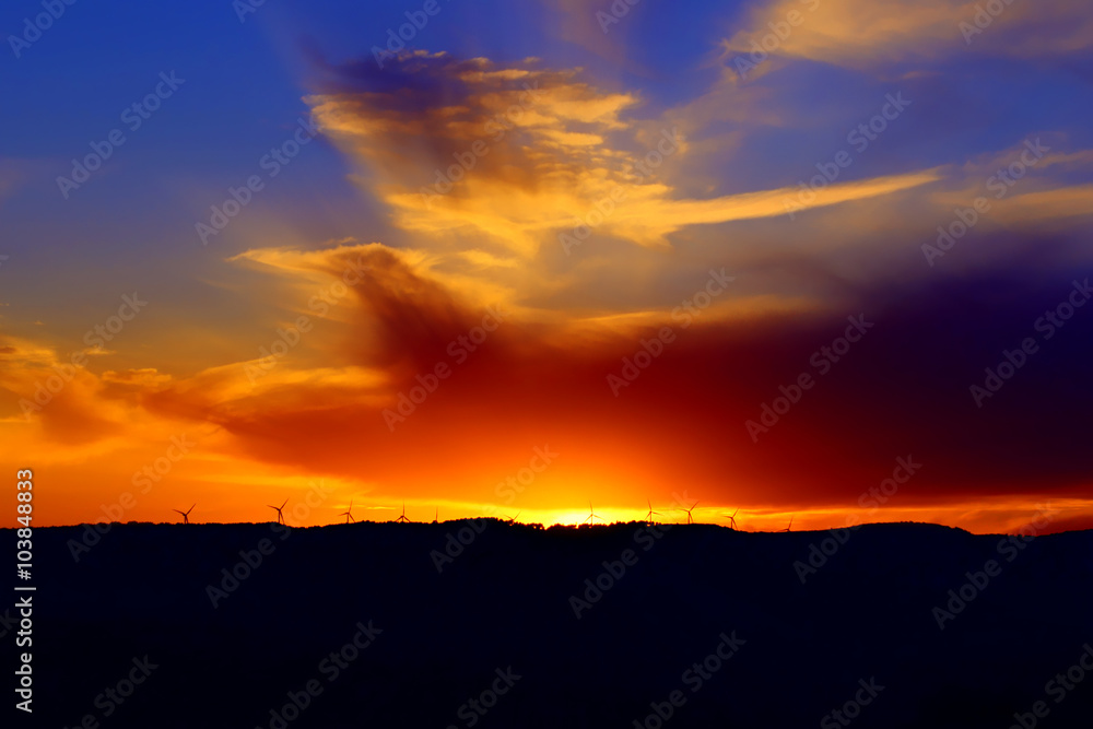 Bellissimo tramonto con colori vividi, rosso, arancione e blu.