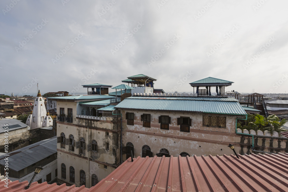 Fototapeta premium rooftop view over the african city of stonetown zanzibar showing