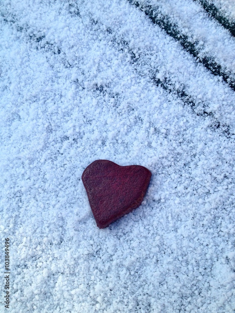 Rotes Herz aus Stein im Winter Rotes Herz aus Stein im Winter