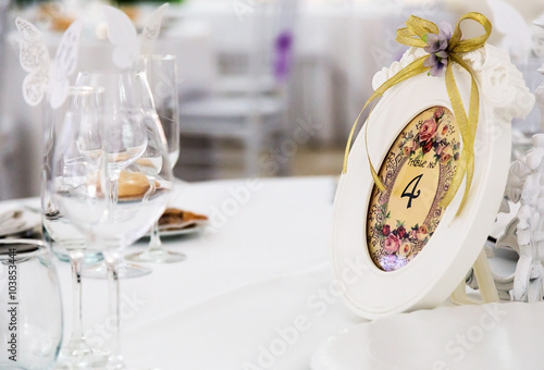 Decorating a table at a wedding