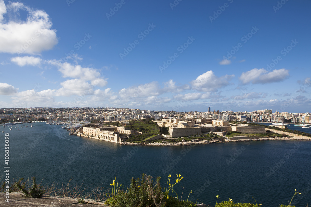 Blick von Valletta über den Marsamxett Harbour auf Sliema Strand, Sliema Creek Manoel Island und Lazzaretto Creek, Valletta, Malta, Europa