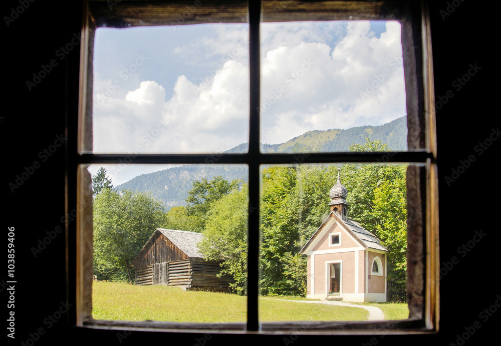 Kapelle durchs Fensterl gesehen