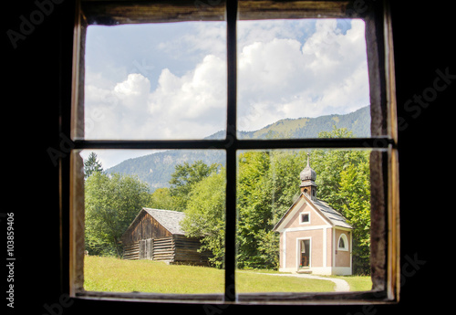 Obraz na płótnie Kapelle durchs Fensterl gesehen w salonie