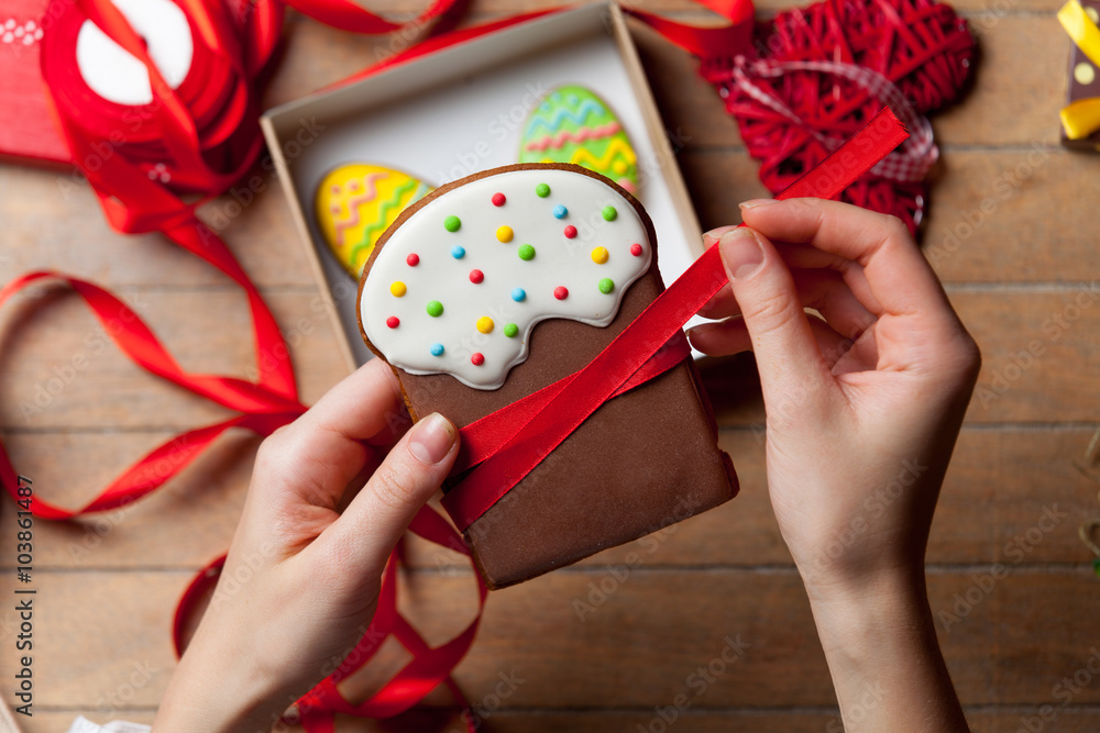 Obraz premium Female hands are holding Easter cookie