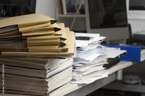 Akten und Papierstapel in einem Büro © kohlerphoto