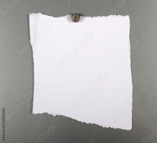 Leerer weißer Zettel an einer Metallwand mit einem Magneten befestigt