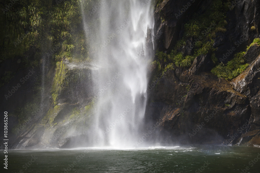 Wasserfall im Milford Sound Neuseeland Wasserfall im Milford Sound Neuseeland
