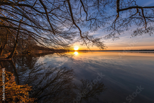 Stimmungsvoller Sonnenuntergang am See photo