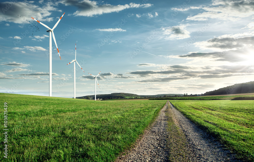 Schöne Landschaft mit Windturbinen Schöne Landschaft mit Windturbinen