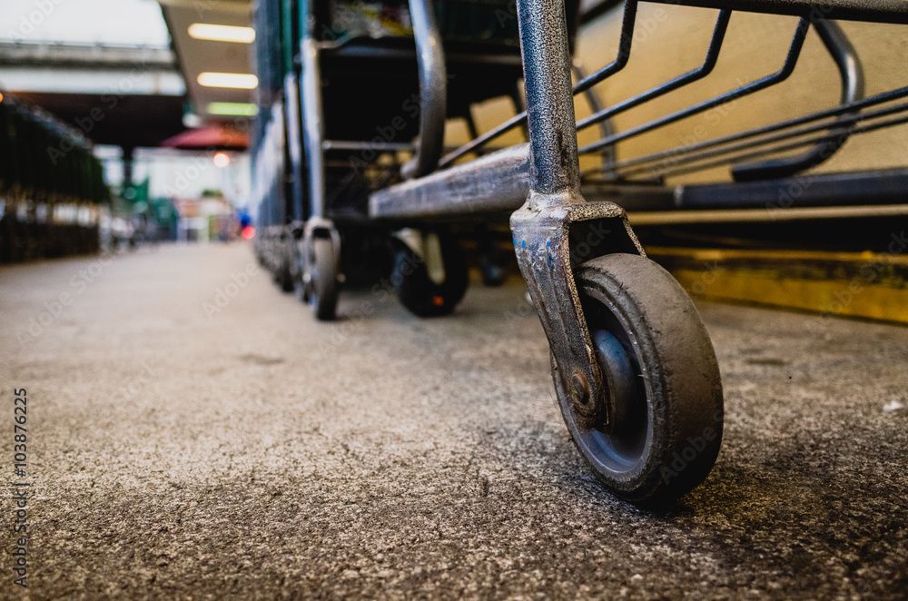 Naklejka premium スーパーマーケットのショッピングカート