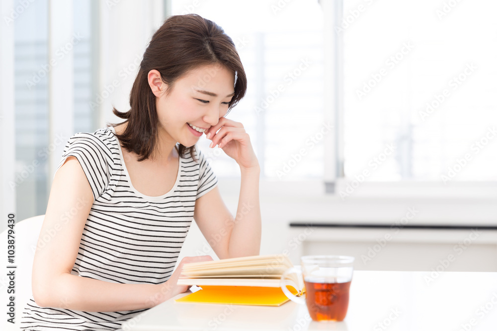 部屋で本を読む女性 部屋で本を読む女性