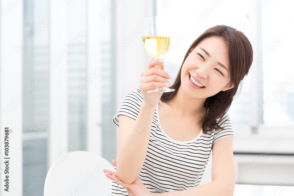 ワインを飲む女性 ワインを飲む女性