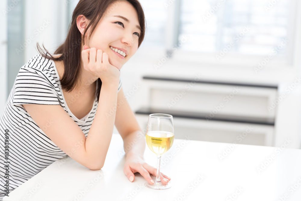 ワインを飲む女性 ワインを飲む女性