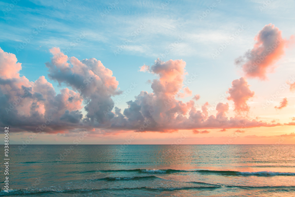 Naklejka premium Sunset on the Atlantic ocean