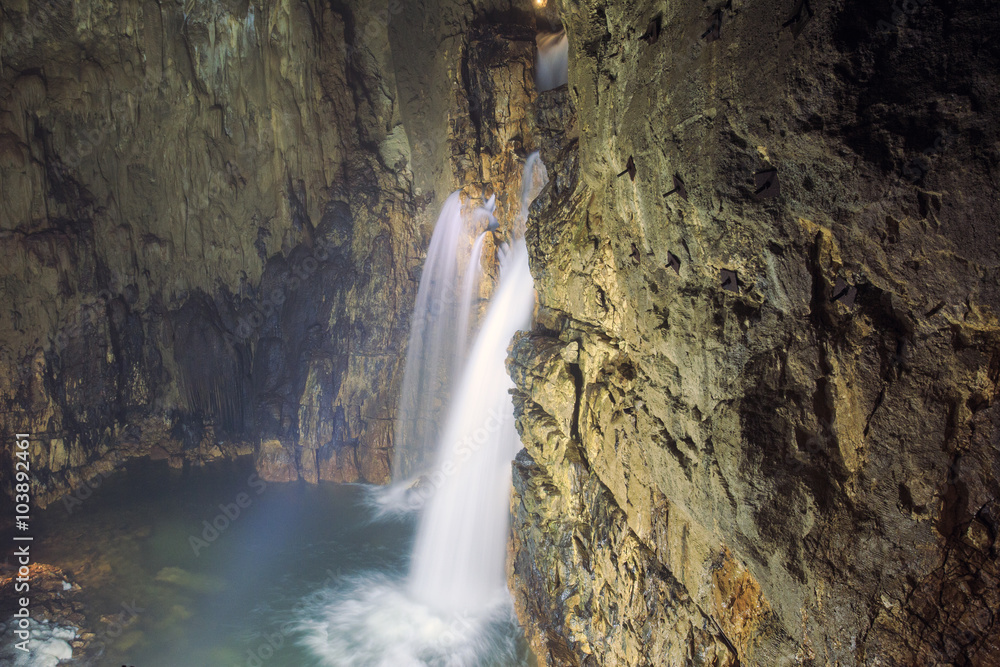 Obraz premium Grotte di Stiffe: meravigliose cascate