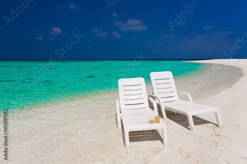 Maldives, white sunbed © erainbow