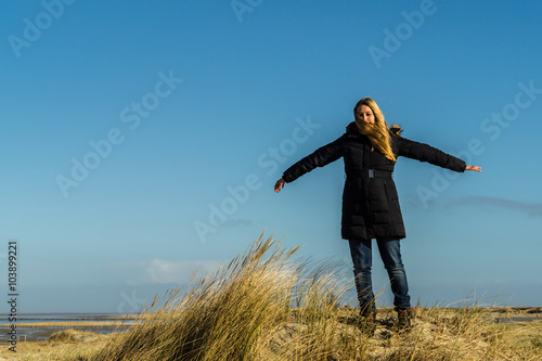 Frau genießt Urlaub an der Nordsee