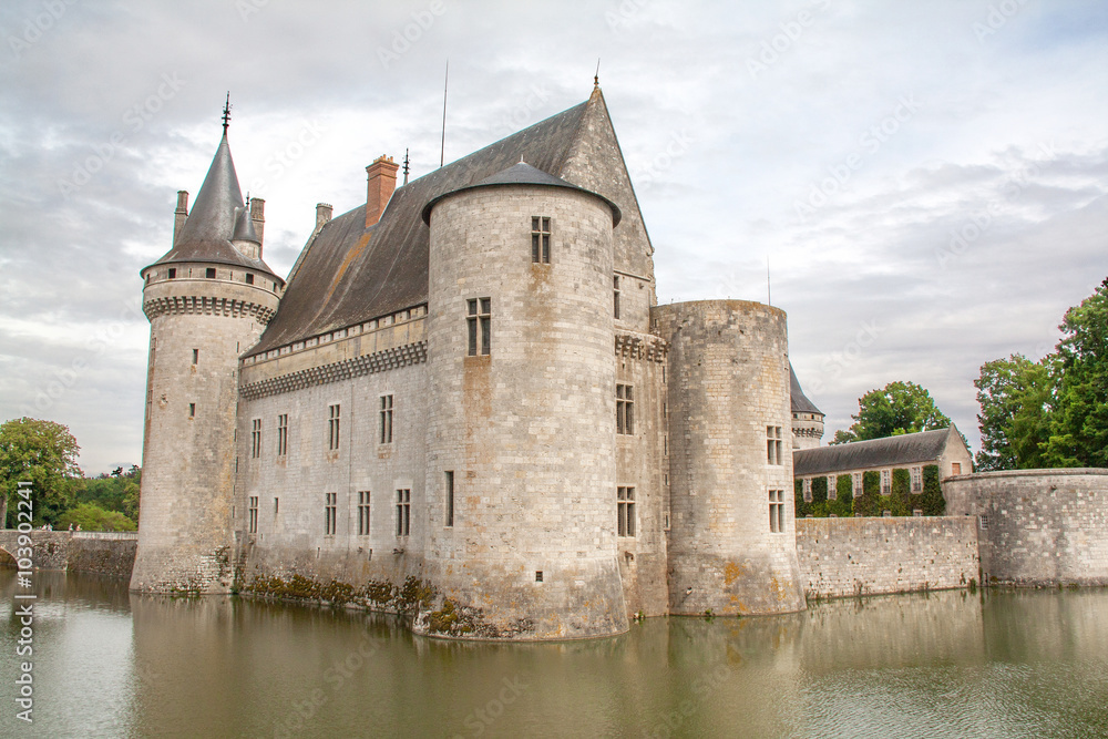Château de Sully sur Loire sous ciel nuageux, Loiret, Val de Loire, France