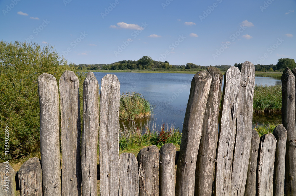 Jezioro biskupińskie widziane z wału obronnego osady łużyckiej w Muzeum Archologicznym w Biskupinie, Polska