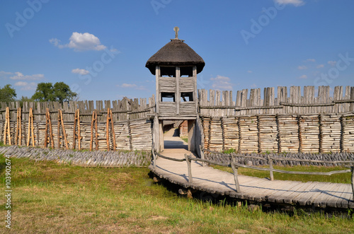 Rekonstrukcja wałów obronnych i bramy do osady łużyckiej w Muzeum Archologicznym w Biskupinie, Polska