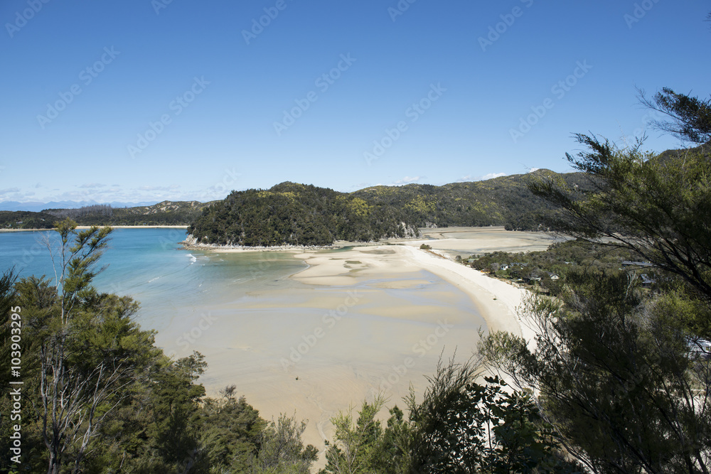 Playa de arena blanca con aguas cristalinas en el Parque Nacional de Abel Tasman, Nueva Zelanda Playa de arena blanca con aguas cristalinas en el Parque Nacional de Abel Tasman, Nueva Zelanda