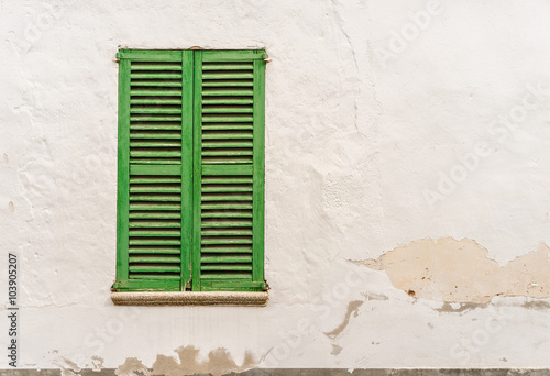 Alter Fensterladen Holz Grün mit Fassade und Textfreiraum © vulcanus