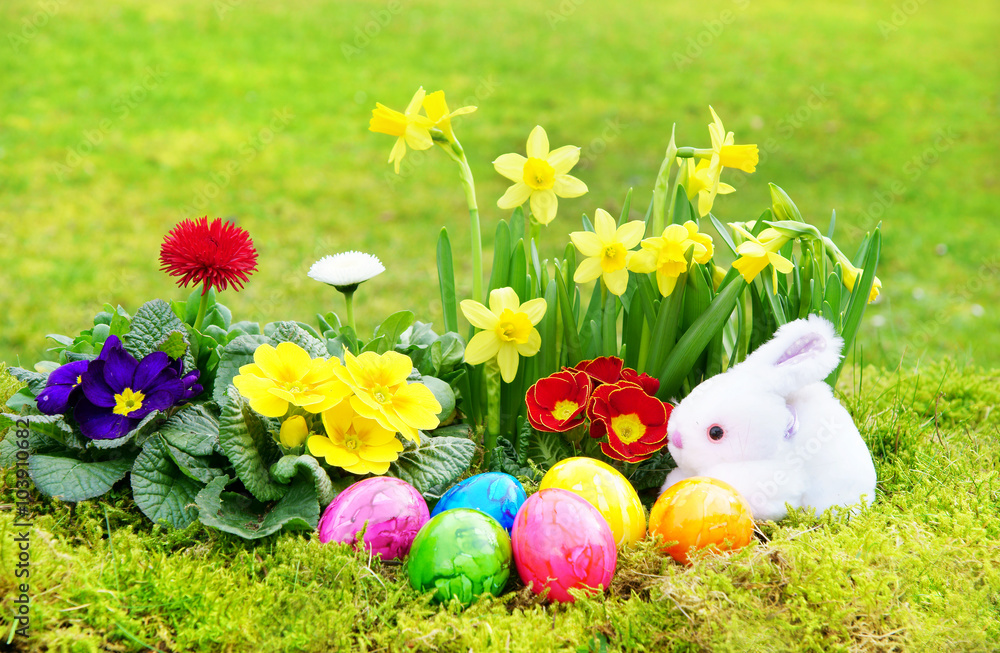 Ostern, Easter, Osternest im Garten mit Frühlingsblumen, Ostereier