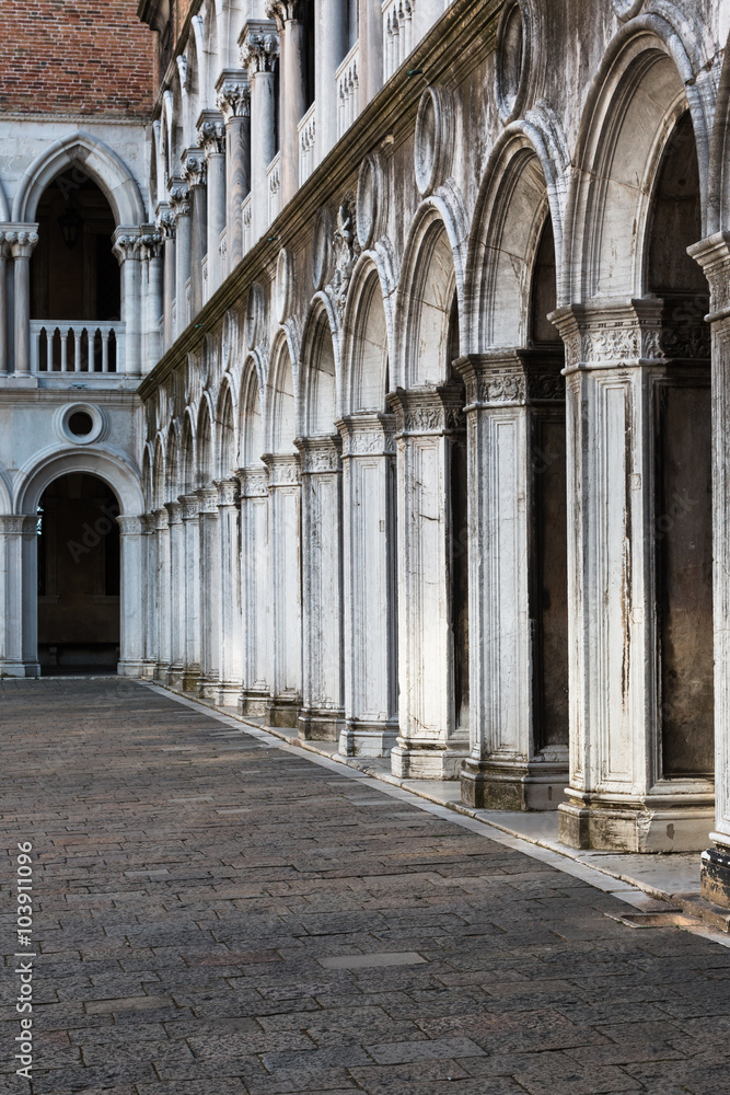 Arcade, Courtyard and Columns in the Doge's Palace: Gothic archi