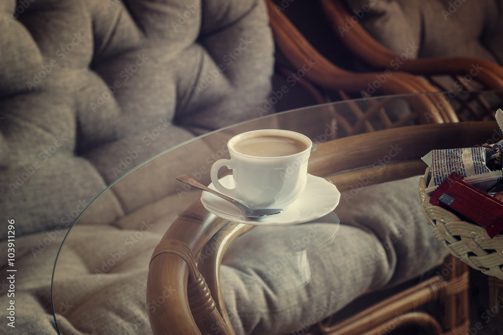 Чашка кофе в красивом интерьере 