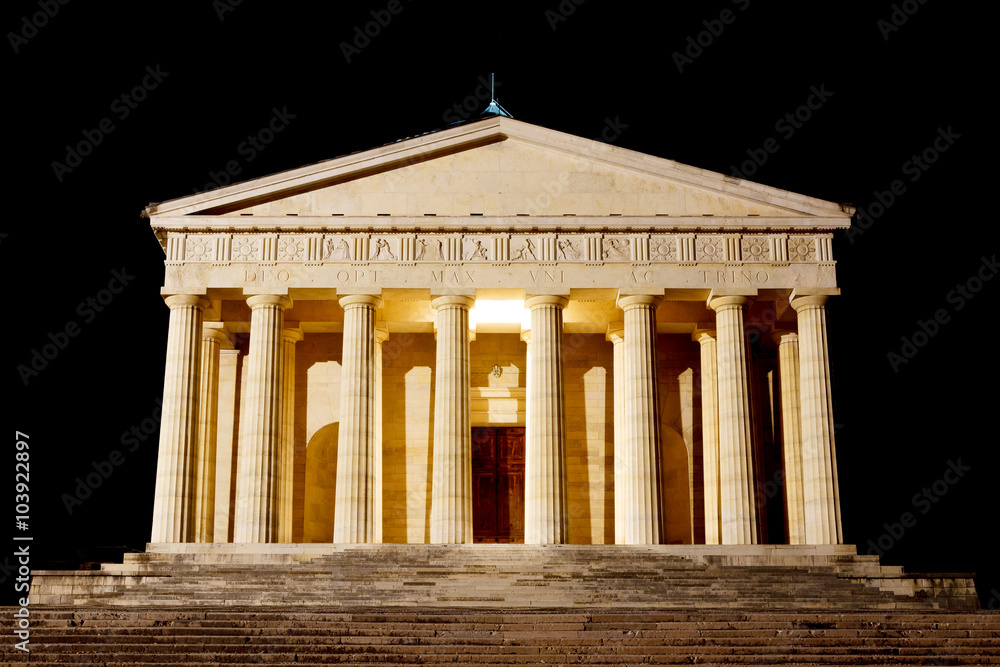 Obraz premium Temple of Canova night view. Roman columns