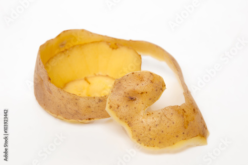 Foto potato skin pealing process on a white background.