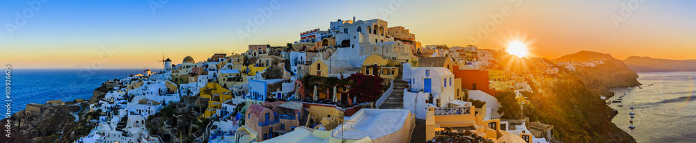 Fototapeta premium Santorini, Grecja - Oia o zachodzie słońca, panorama