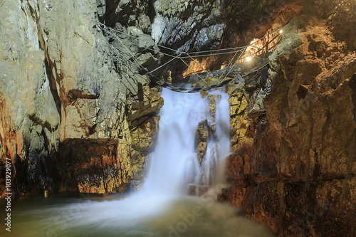 Fototapeta Naklejka Na Ścianę i Meble -  fiume sotterraneo con passerella.