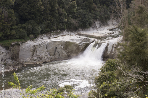 R  o con abundante cascada  Isla Norte de Nueva Zelanda.