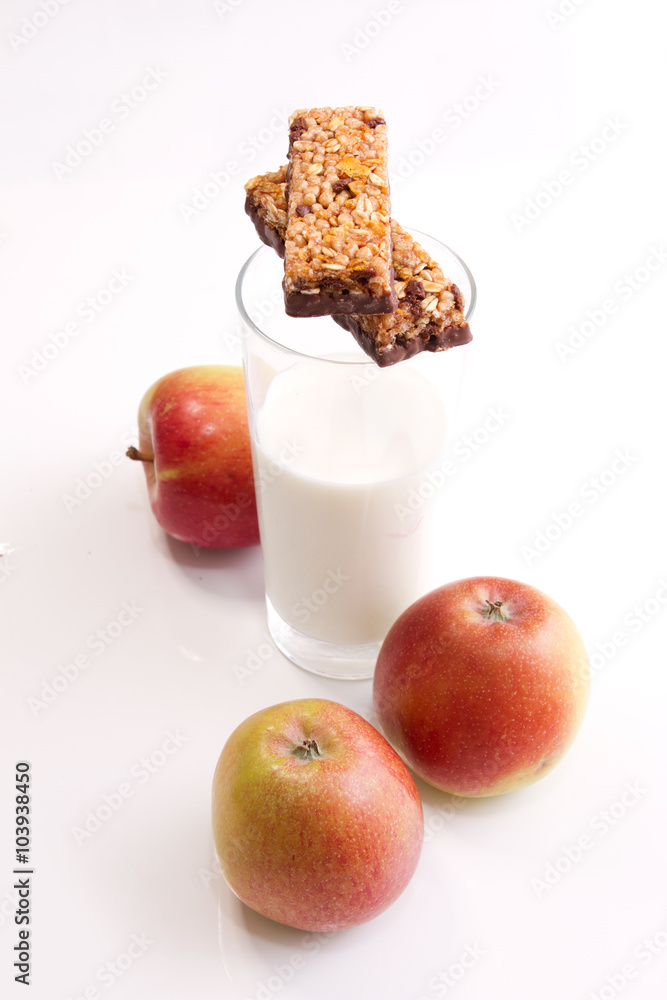 gesunde Ernährung, Milch, Äpfel, Vollkornriegel auf weißern Hintergrund ...