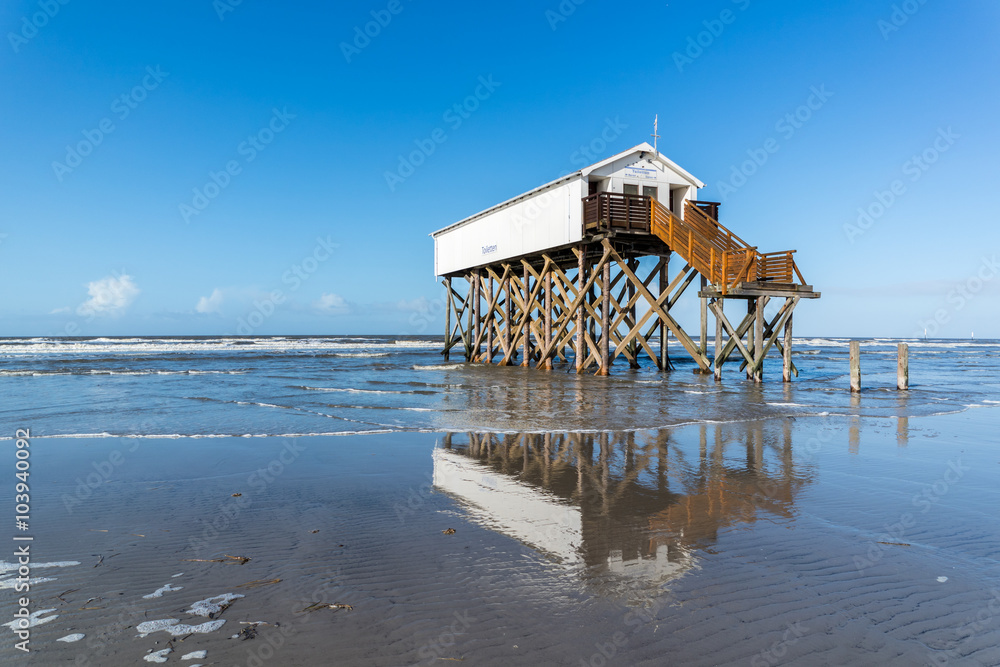Pfahlbau mit Wasserspiegelung Nordsee Pfahlbau mit Wasserspiegelung Nordsee