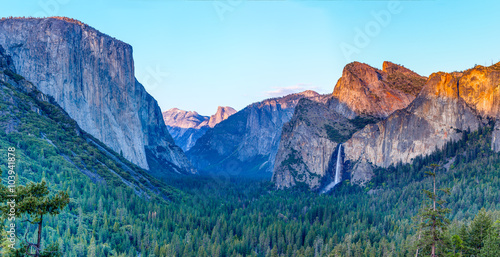 Photos Sunset at a tunnel view at yosemite national park