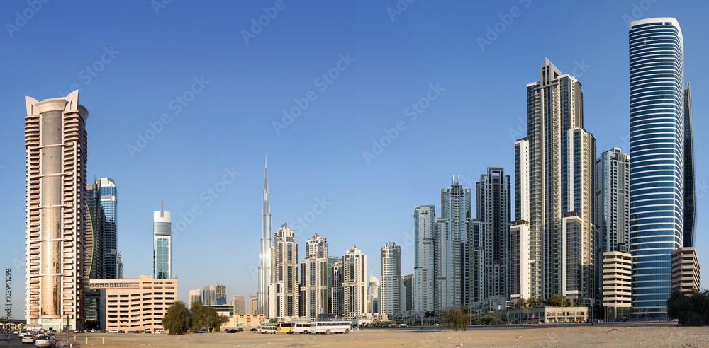 Obraz premium Panorama dzielnicy mieszkalnej w Dubaju