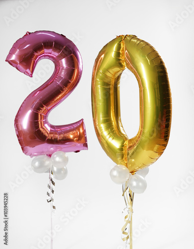 Bunte Zahlenballons ergeben die Zahl 20