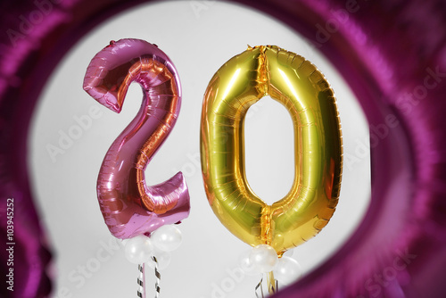 Bunte Luftballons ergeben die Zahl 20