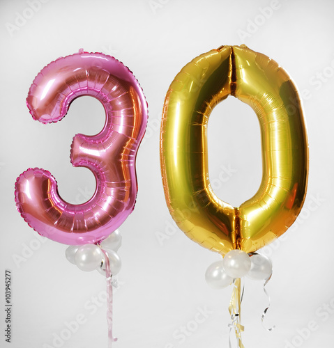 Die Zahl 30 in Form von Luftballons
